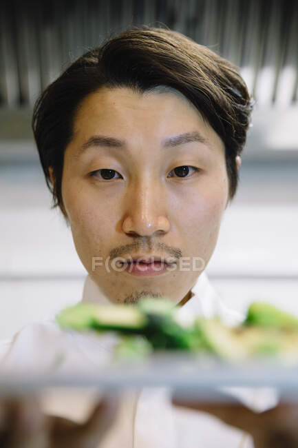 Cozinheiro japonês com prato de comida — Fotografia de Stock