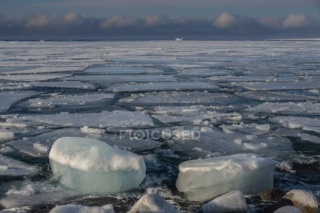 D'énormes blocs de glace sur l'eau, Svalbard, Norvège — Photo de stock