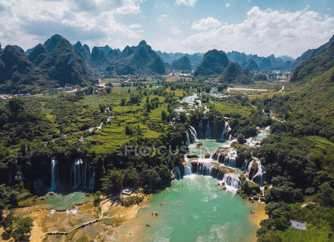 Потрясающий каскад китайского Detian водопада, Гуанси, Китай — стоковое фото