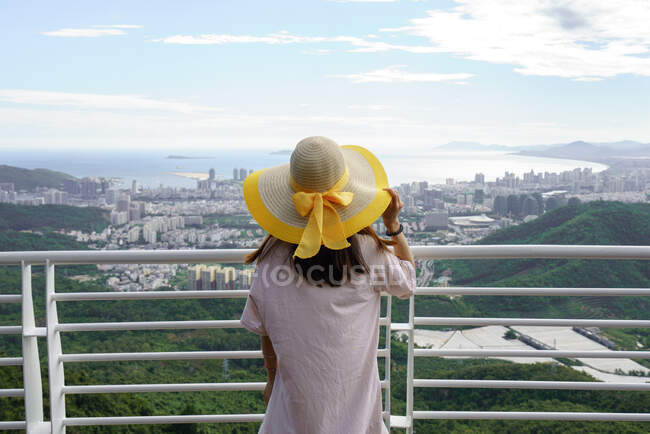 Frau auf Aussichtspunkt erkundet atemberaubende Landschaft — Stockfoto