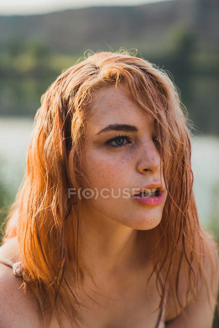Portrait de Jeune femme grave rousselée au soleil — Photo de stock