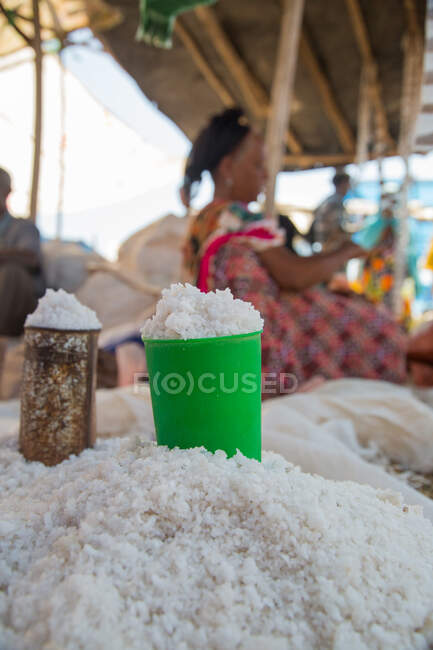 Mujer negra vendiendo comida en el mercado - foto de stock