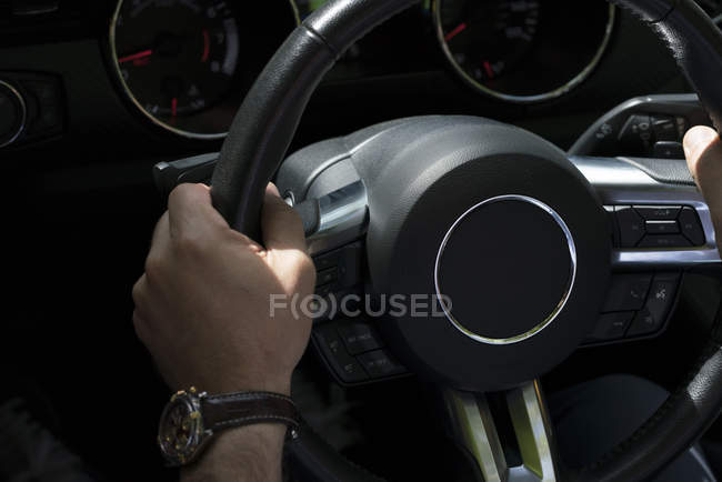 Close-up de mãos masculinas no volante no carro — Fotografia de Stock