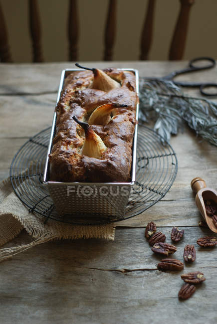 Torta de pêra deliciosa recém-assada em assadeira na mesa de madeira — Fotografia de Stock