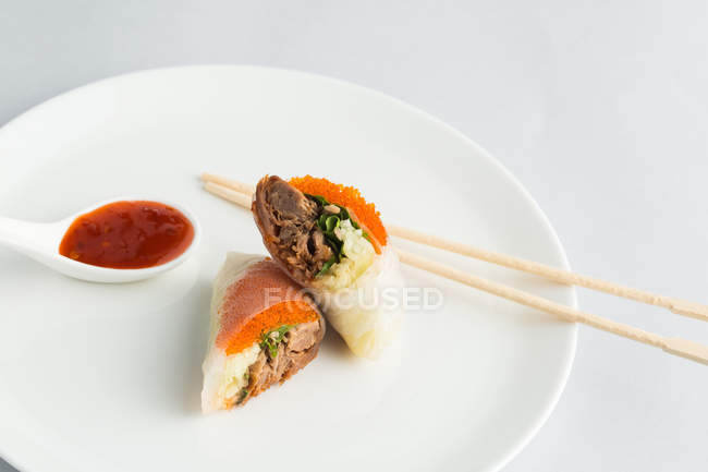 Composición del almuerzo envuelto japonés en plato blanco - foto de stock