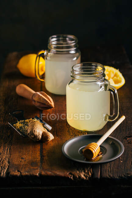 Preparación del conmutador con zumo de limón, jengibre y miel - foto de stock