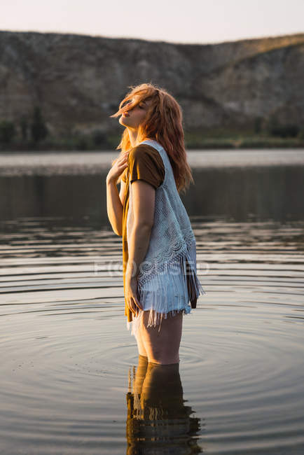 Sensuale giovane donna in piedi in acque limpide del lago — Foto stock