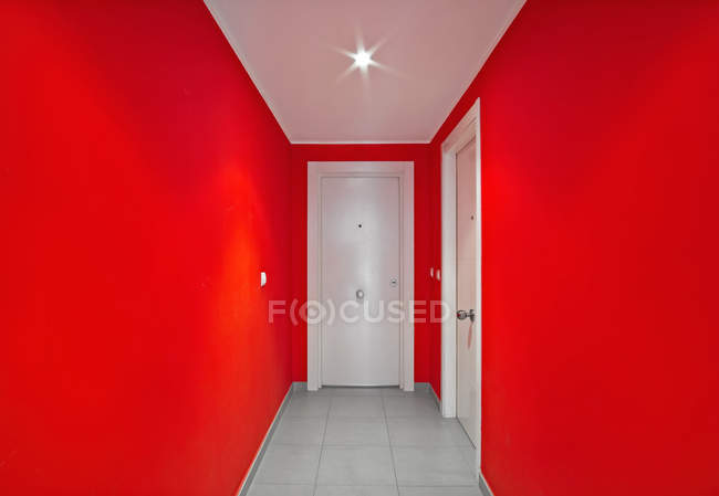 Portas brancas no corredor vermelho moderno — Fotografia de Stock