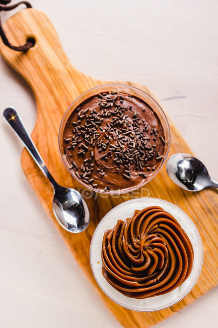 Gros plan du dessert au chocolat dans des tasses sur une planche de bois — Photo de stock