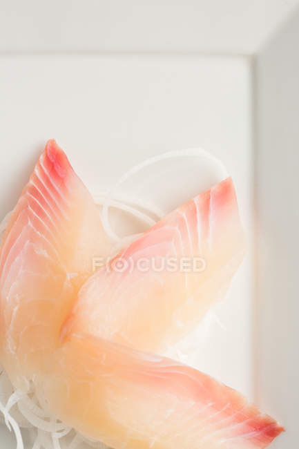 Traditionelles japanisches Sashimi mit Daikon auf weißem Hintergrund — Stockfoto