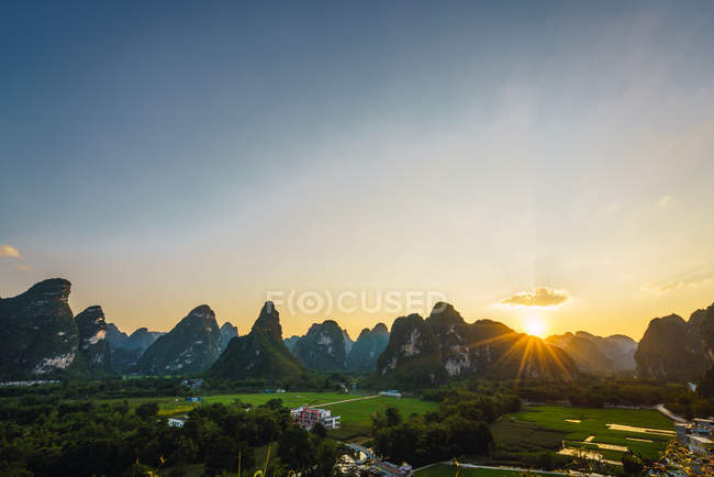 Reisfelder und einzigartige felsige Berge bei Sonnenuntergang, Guangxi, China — Stockfoto