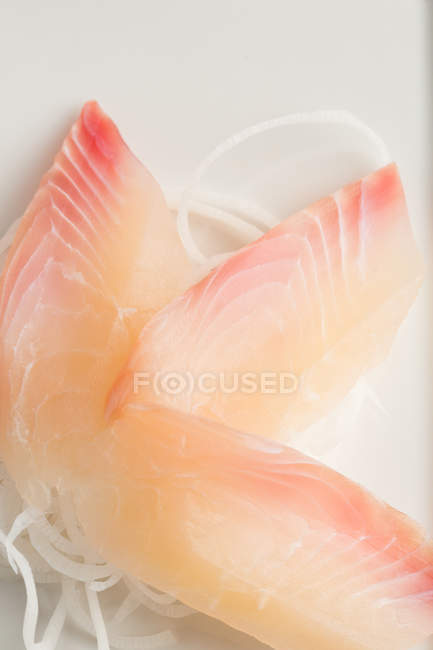 Sashimi tradizionale giapponese con daikon su sfondo bianco — Foto stock