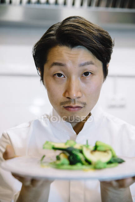 Japonais cuisinier avec plaque alimentaire — Photo de stock