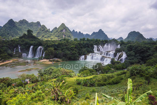 Stunning cascade of Chinese Detian waterfall, Guangxi, China — Stock Photo