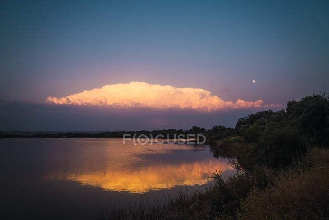 Nuvens de pôr do sol rosa acima do lago — Fotografia de Stock