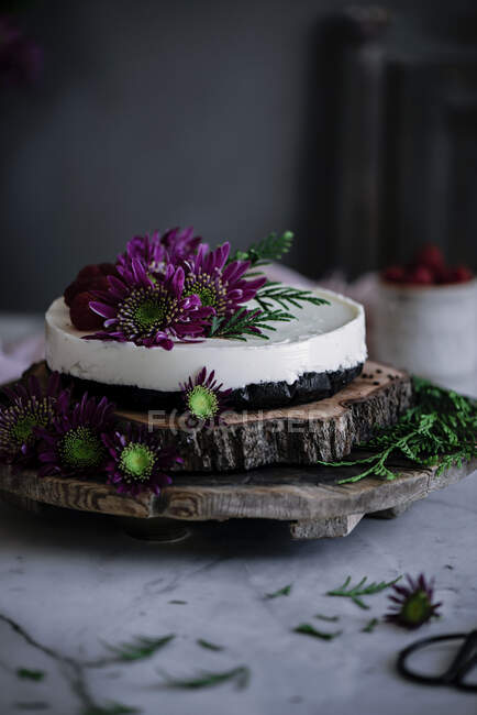 Gâteau délicieux avec des fleurs — Photo de stock