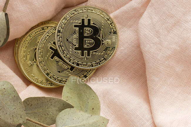 Bitcoin d'oro su sfondi colorati. Posa piatta — Foto stock