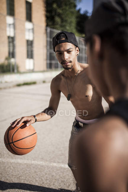 Afro giovani fratelli che giocano a basket sul campo all'aperto — Foto stock