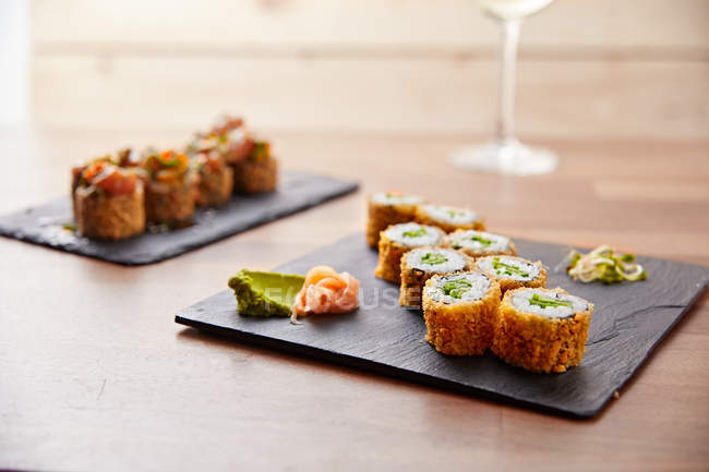 Köstliche Stücke kalifornischen Sushi auf Schiefer — Stockfoto