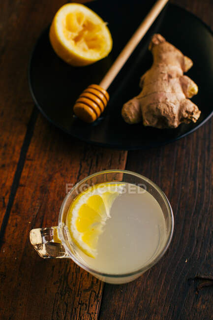 Preparing switchel with lemon juice, ginger and honey — Stock Photo