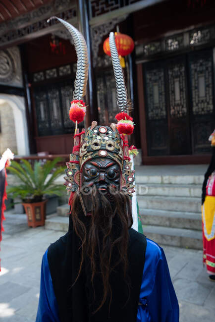 Miao persona indossando maschera tradizionale — Foto stock