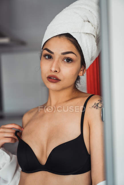 Porträt einer sinnlichen jungen Frau in Dessous und Handtuch auf dem Kopf — Stockfoto