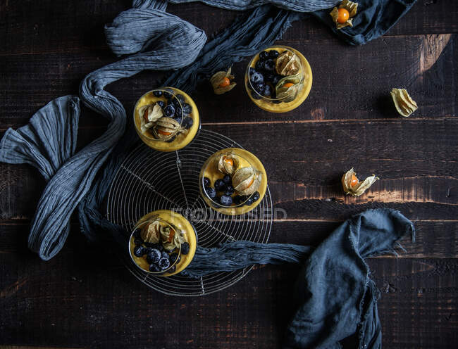 Delicious vegan mango mousse with berries — Stock Photo