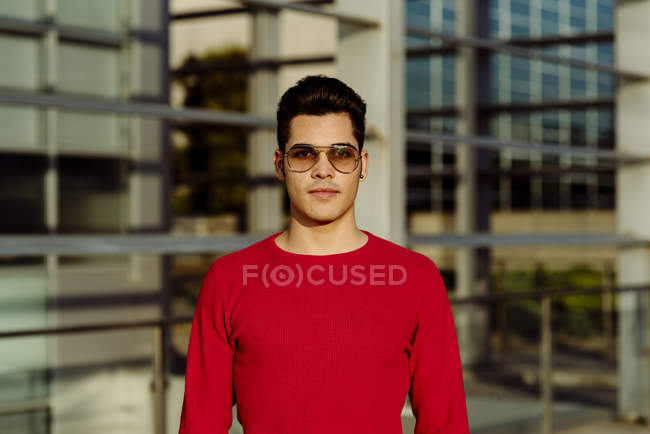 Porträt eines jungen Mannes vor dem Gebäude — Stockfoto