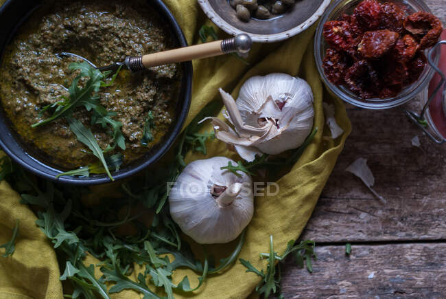 Delicious arugula pesto with capers and tomatoes — Stock Photo