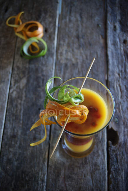 Lumineux délicieux cocktail juteux en verre — Photo de stock