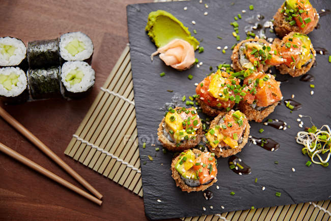 Deliciosos pedaços de sushi crocante califórnia rolar na ardósia — Fotografia de Stock