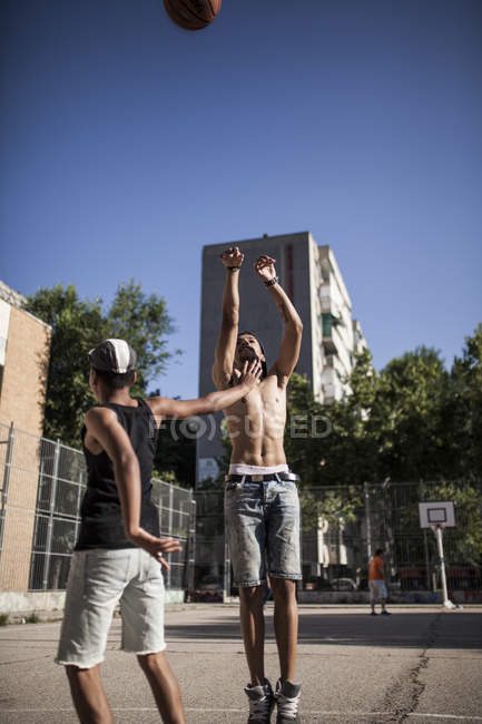 Afro young brothers playing basketball on court of neighborhood — Stock Photo