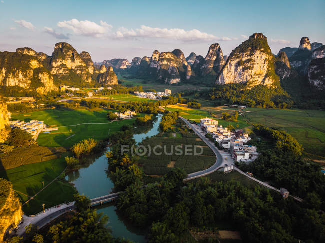 Поля и город в окружении уникальных скалистых гор, Гуанси, Китай — стоковое фото