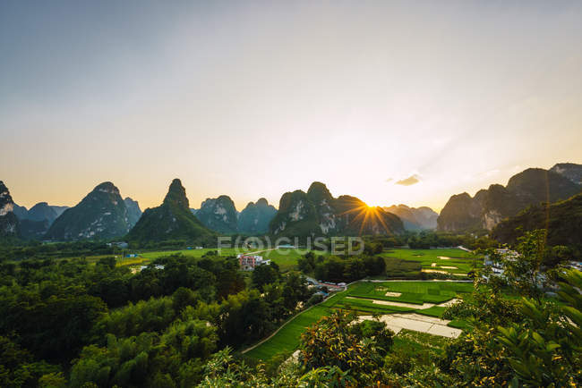 Рисовые поля и уникальные скалистые горы на закате, Гуанси, Китай — стоковое фото
