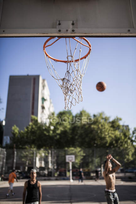 Afro jovens irmãos jogando basquete na corte de bairro — Fotografia de Stock