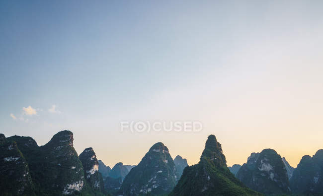 Schroffe Kanten einzigartiger Berge bei Sonnenuntergang, Guangxi, China — Stockfoto