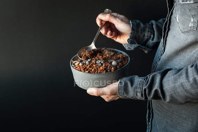 Homem comendo crocante quinoa granola — Fotografia de Stock