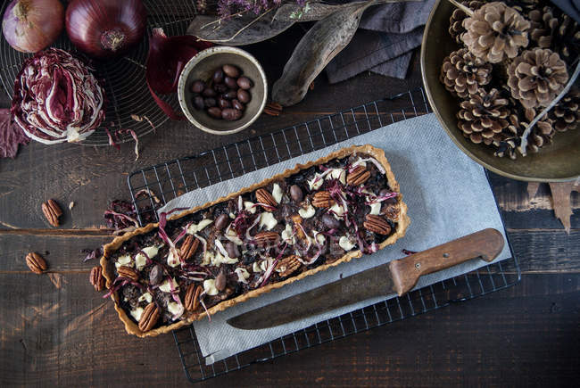 Torta de Radicchio com nozes e Gorgonzola em mesa de madeira marrom com ingredientes — Fotografia de Stock