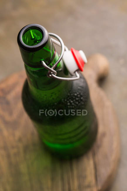 Пляшка холодного пива на дерев'яній дошці — стокове фото