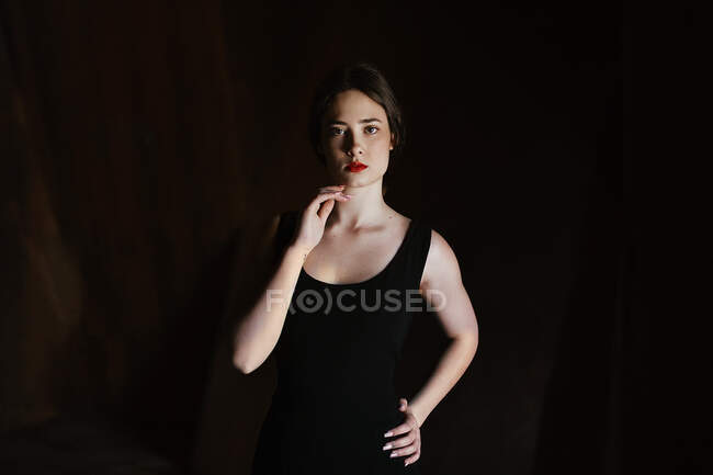 Atractiva joven en vestido negro - foto de stock