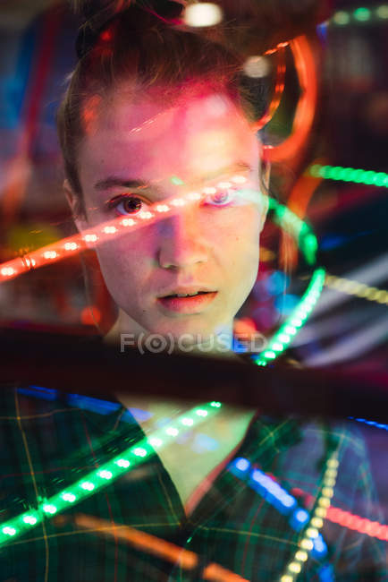 Жінка, переглядаючи освітленій кіготь машини — стокове фото