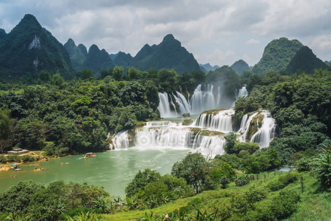 Потрясающий каскад китайского Detian водопада, Гуанси, Китай — стоковое фото