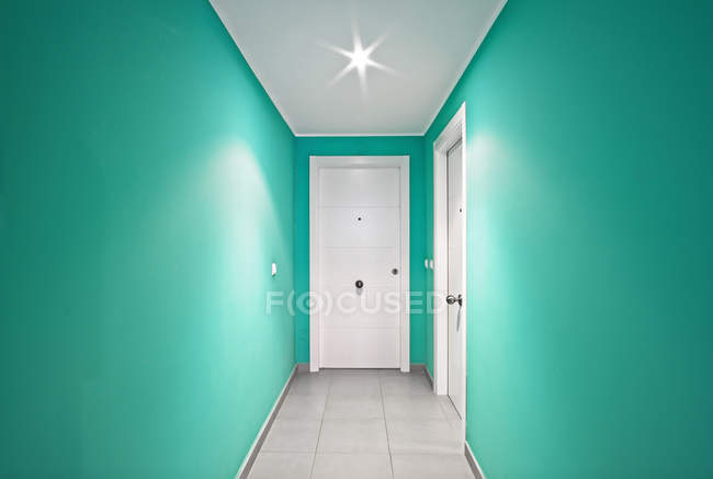 Interno del moderno corridoio di menta con porte bianche — Foto stock