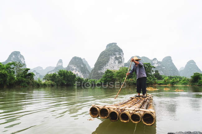 Rafting villaggio cinese sul fiume Quy Son, Guangxi, Cina — Foto stock