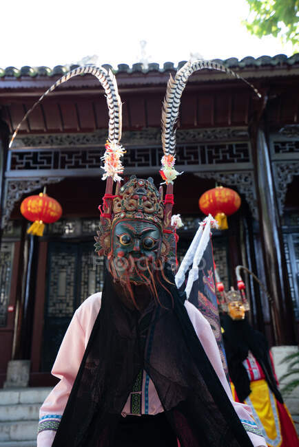 Miao persona con máscara tradicional - foto de stock