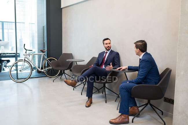Trendy businessmen sharing knowledge — Stock Photo
