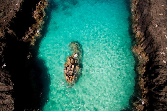 Vibrierendes türkisfarbenes Wasser und felsige Klippen, la graciosa, Kanarische Inseln — Stockfoto