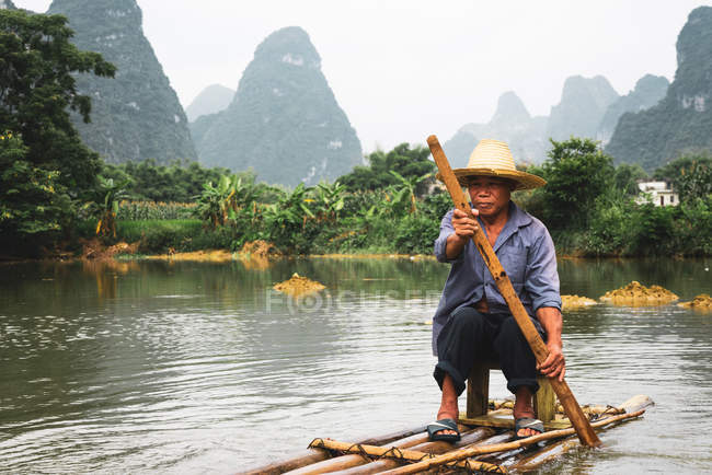 Rafting de villageois chinois sur la rivière Quy Son, Guangxi, Chine — Photo de stock