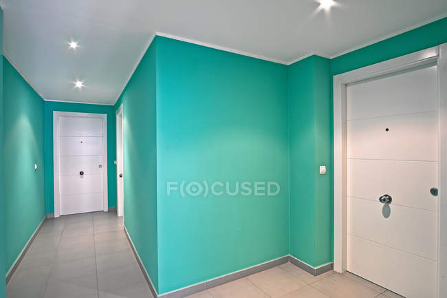Intérieur du couloir de menthe moderne avec portes blanches — Photo de stock
