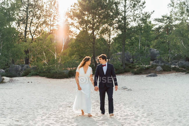 Прогулянкова весільна пара на мальовничій береговій лінії — стокове фото